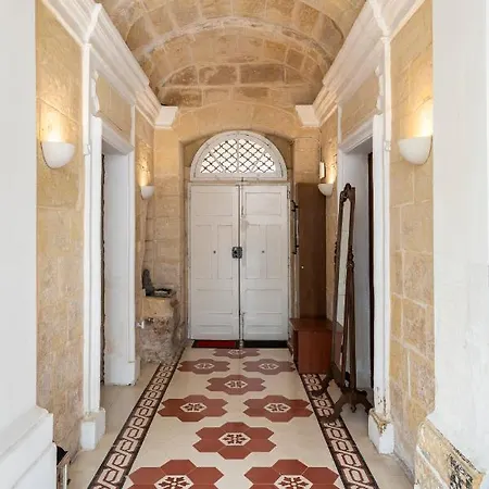 Traditional & Modern Maltese Townhouse - Rooftop Terrace And Sea Views, Close To Birgu Waterfront Tatil Evi