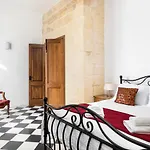 Nyaraló Traditional & Modern Maltese Townhouse - Rooftop Terrace And Sea Views, Close To Birgu Waterfront *