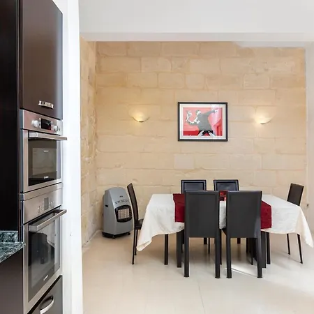 Traditional & Modern Maltese Townhouse - Rooftop Terrace And Sea Views, Close To Birgu Waterfront