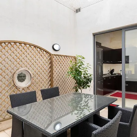 Traditional & Modern Maltese Townhouse - Rooftop Terrace And Sea Views, Close To Birgu Waterfront Ferienhaus *