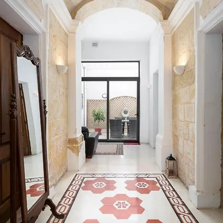 Traditional & Modern Maltese Townhouse - Rooftop Terrace And Sea Views, Close To Birgu Waterfront