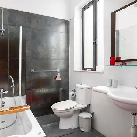 Traditional & Modern Maltese Townhouse - Rooftop Terrace And Sea Views, Close To Birgu Waterfront Cospicua