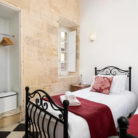 Traditional & Modern Maltese Townhouse - Rooftop Terrace And Sea Views, Close To Birgu Waterfront Ferienhaus *