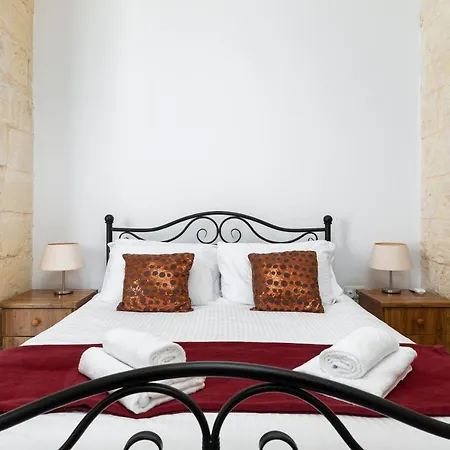 Traditional & Modern Maltese Townhouse - Rooftop Terrace And Sea Views, Close To Birgu Waterfront *