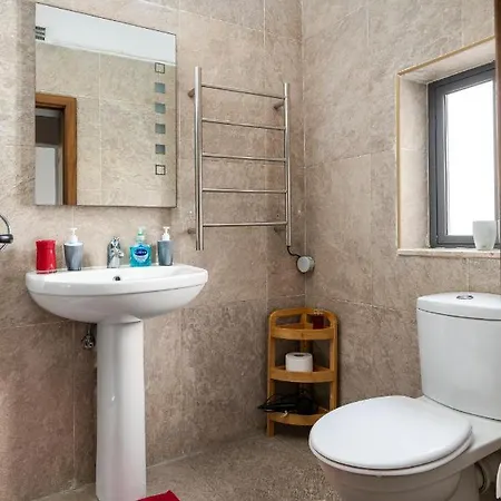 Traditional & Modern Maltese Townhouse - Rooftop Terrace And Sea Views, Close To Birgu Waterfront 別荘 *