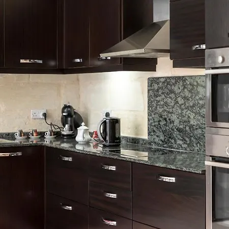 Ferienhaus Traditional & Modern Maltese Townhouse - Rooftop Terrace And Sea Views, Close To Birgu Waterfront Cospicua