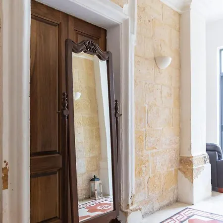 Traditional & Modern Maltese Townhouse - Rooftop Terrace And Sea Views, Close To Birgu Waterfront Cospicua