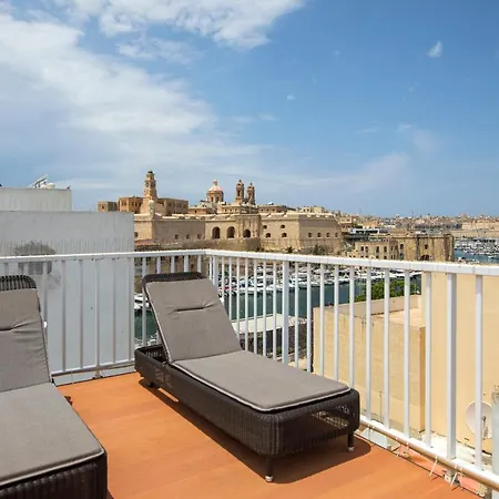 Ferienhaus Traditional & Modern Maltese Townhouse - Rooftop Terrace And Sea Views, Close To Birgu Waterfront *