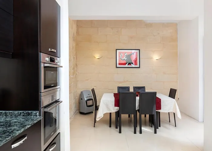 Traditional & Modern Maltese Townhouse - Rooftop Terrace And Sea Views, Close To Birgu Waterfront