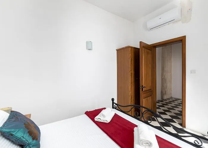 Traditional & Modern Maltese Townhouse - Rooftop Terrace And Sea Views, Close To Birgu Waterfront Nyaraló *