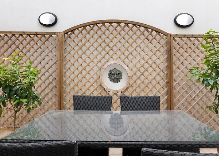 Traditional & Modern Maltese Townhouse - Rooftop Terrace And Sea Views, Close To Birgu Waterfront *