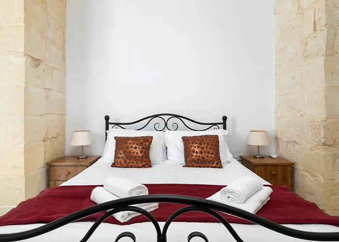 Traditional & Modern Maltese Townhouse - Rooftop Terrace And Sea Views, Close To Birgu Waterfront *