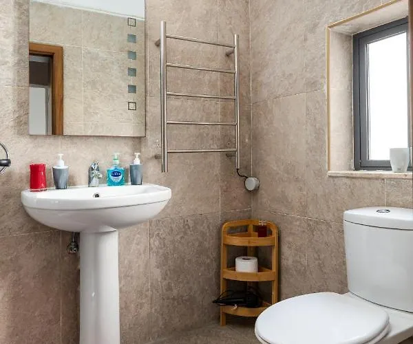 Traditional & Modern Maltese Townhouse - Rooftop Terrace And Sea Views, Close To Birgu Waterfront Nyaraló *