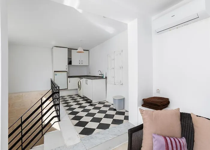 Traditional & Modern Maltese Townhouse - Rooftop Terrace And Sea Views, Close To Birgu Waterfront *