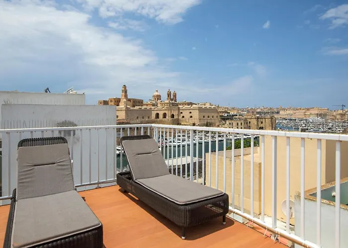 Nyaraló Traditional & Modern Maltese Townhouse - Rooftop Terrace And Sea Views, Close To Birgu Waterfront *